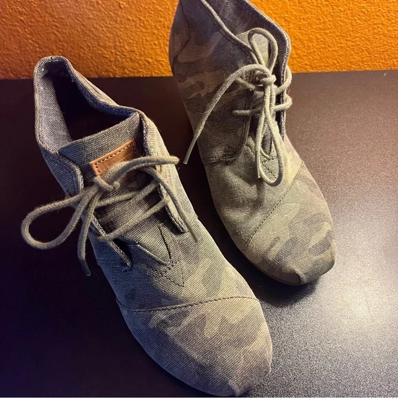 Toms | Shoes | Toms Camouflage Canvas Ankle Boots | Poshmark display picture 3